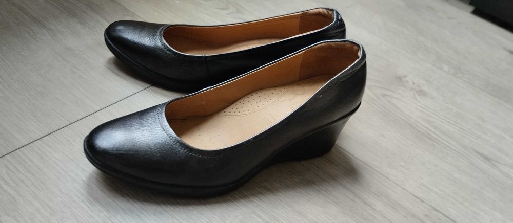 Buty czarne na koturnie