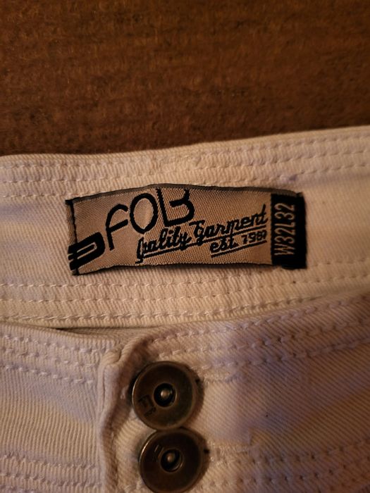 Białe spodenki jeansowe