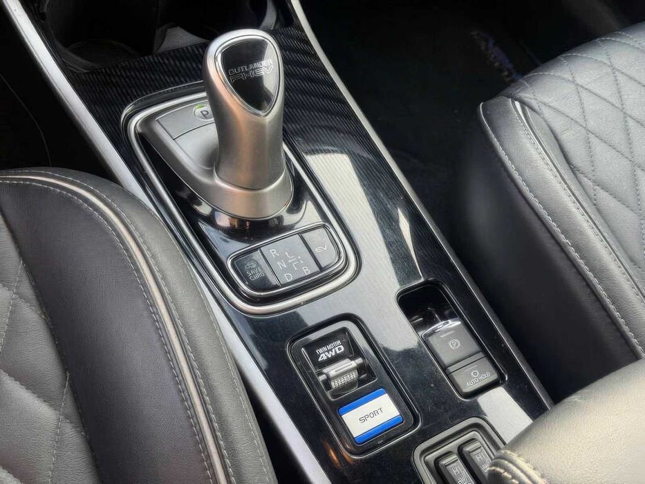 Mitsubishi Outlander Hybrid      2022