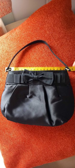 Clutch básica/ essencial cetim preto com laço