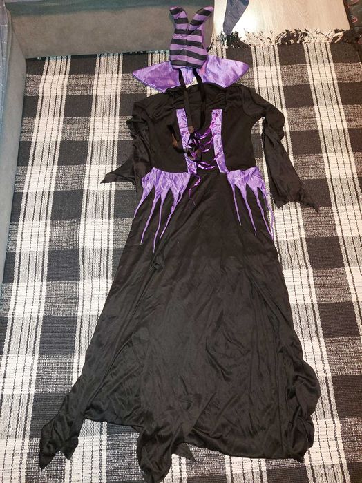 Vendo vários fatos de Carnaval