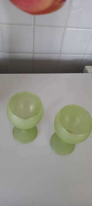 Copos em vidro verde opaco, antigos, raros