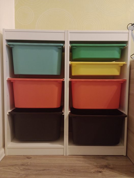 Regały z plastikowymi pojemnikami - IKEA