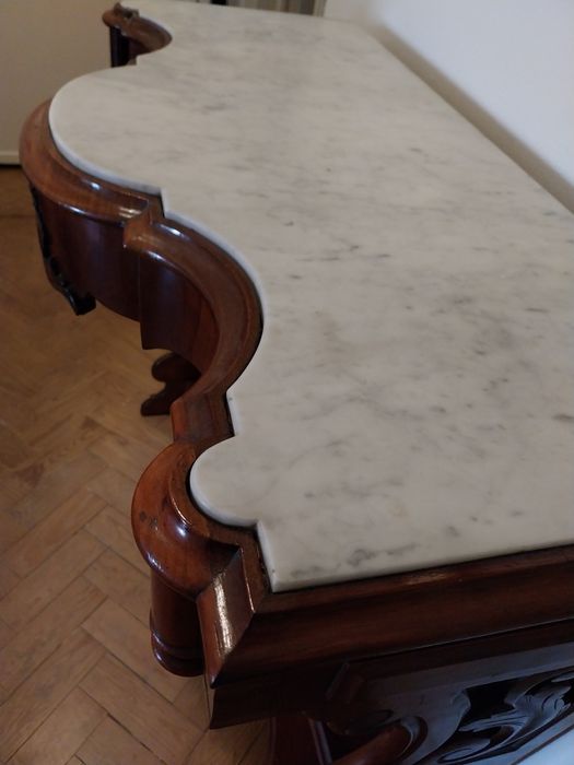 Credência com tampo de mármore