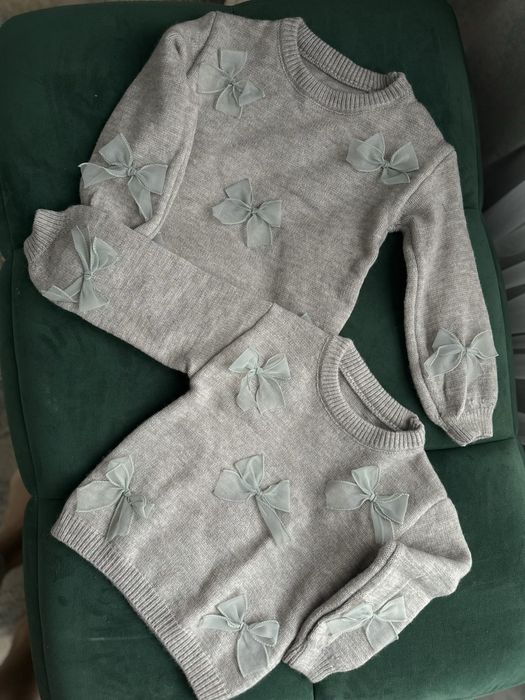 Дитячий вязаний светр в світло сірому кольорі