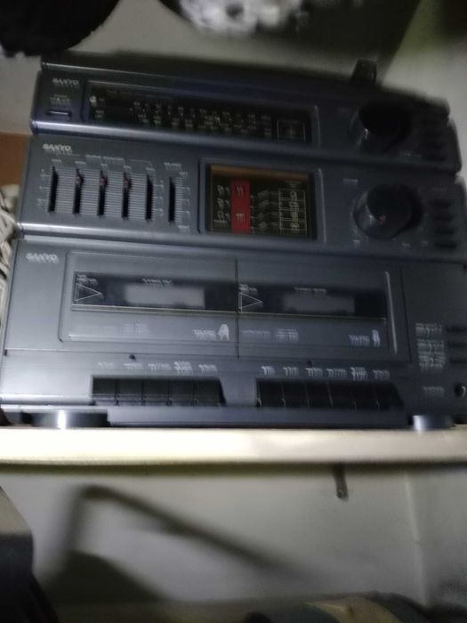 Gira Discos, Duplo leitor e gravador de cassetes e Rádio SANYO