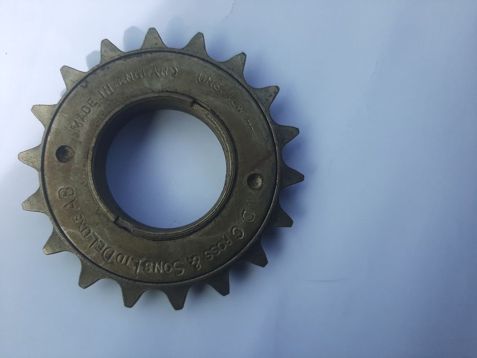 Pinhão de 18 dentes, novo, Made in England.