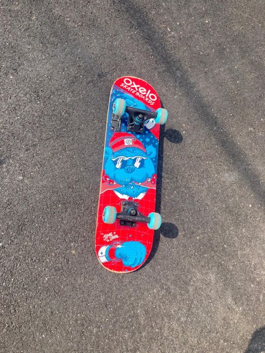 Skate de crianca com desenho por baixo