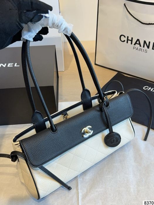 Сумка Chanel Urban Essential East West Small AS6288 31 см чорно-біла  В НАЯВНОСТІ