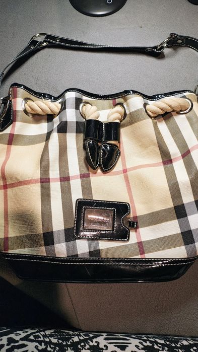 Torebka stylizowana na Burberry.
