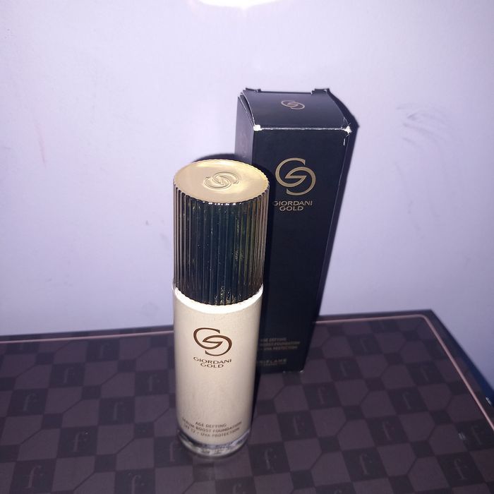 Podkład odmładzający Giordani Vanilla Neutral