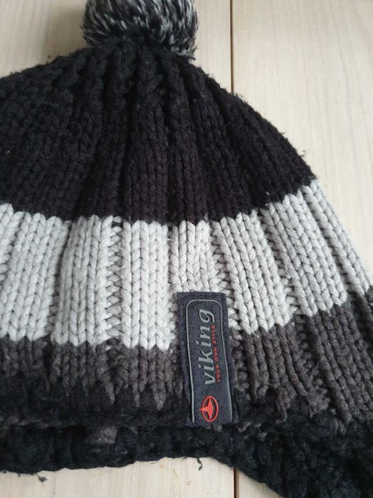 Czarna czapka z pomponem 54 dziecięca Viking