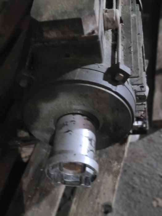 Motor trifásico e depósito de óleo