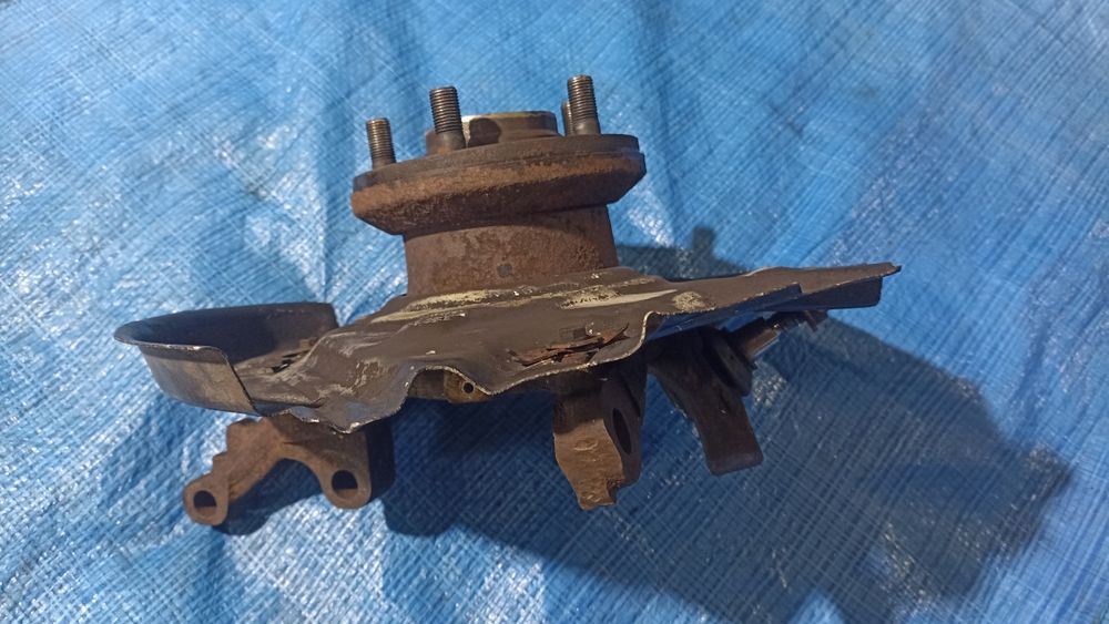 Ступіца кулак поворотний цапфа ліва  Land ROVER RANGE ROVER  L322