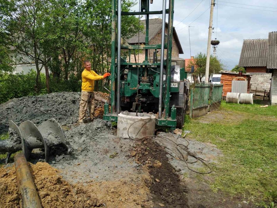 Копання криниць буровою машиною дост. бетонних кілець.по Львівській об