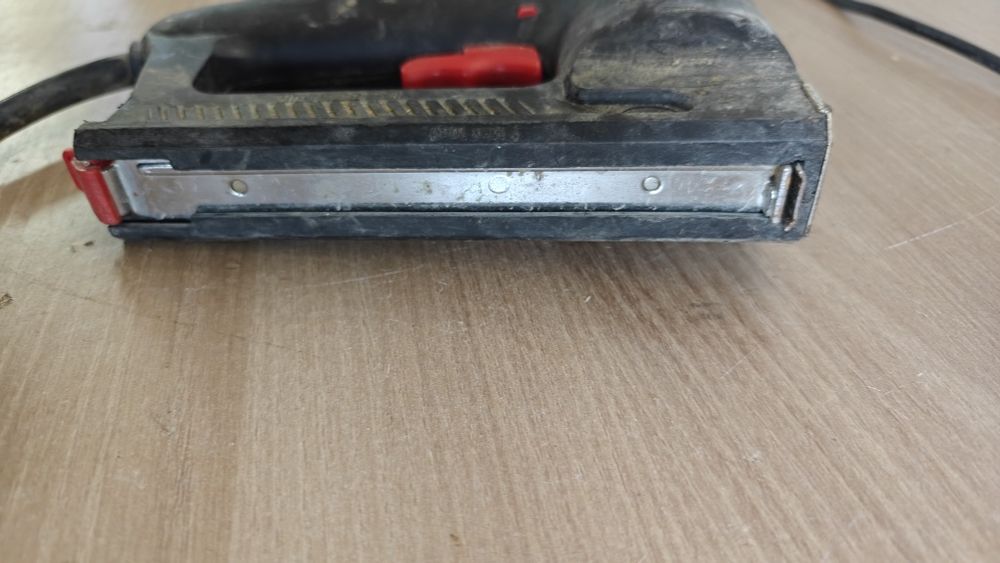Zszywacz elektryczny  uszkodzony