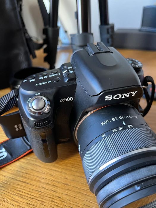 Máquina fotográfica Sony A500 + lente Kónica Minolta 75-300 + tripé Manfrotto MKC3-H01