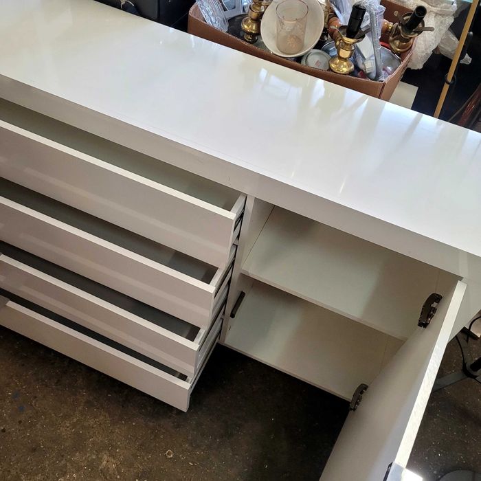 Komoda długa biała w połysku. Możliwy transport