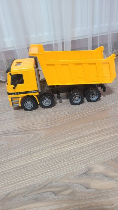 Машинка ,грузова ,самоскид.