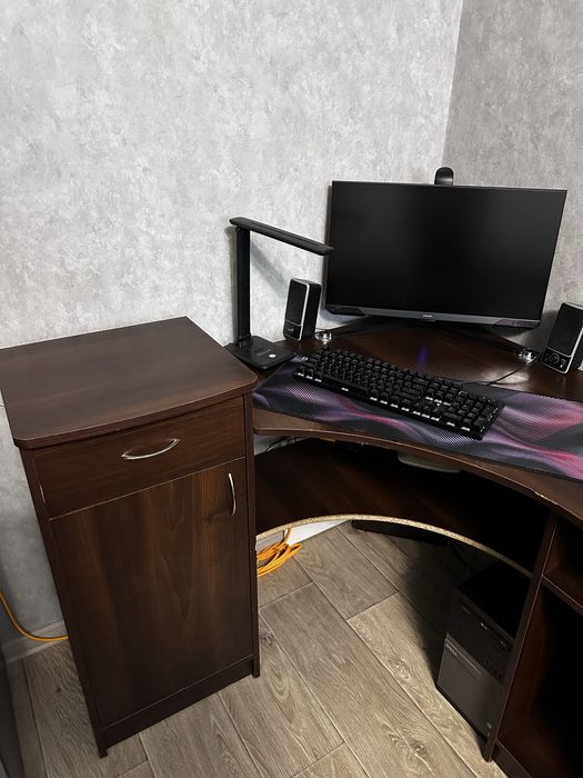 Угловой компьютерный стол
