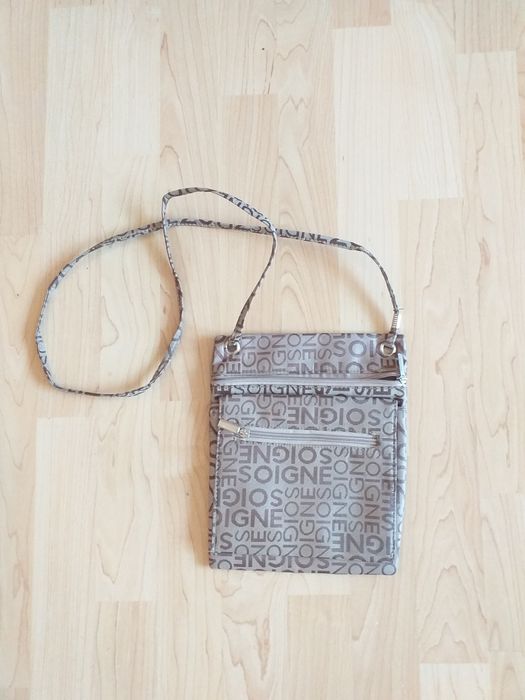 Beżowa torebka listonoszka napisy