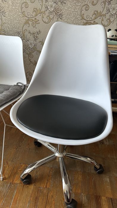 Срочно! Маникюрный стол с вытяжкой со стульями