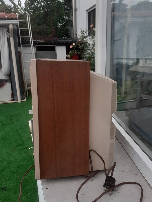 Televisão antiga em bom estado