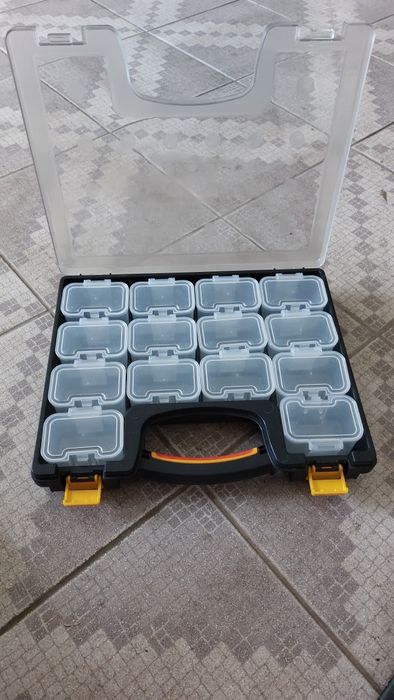 Caixa para arrumação com 14 divisões individuais