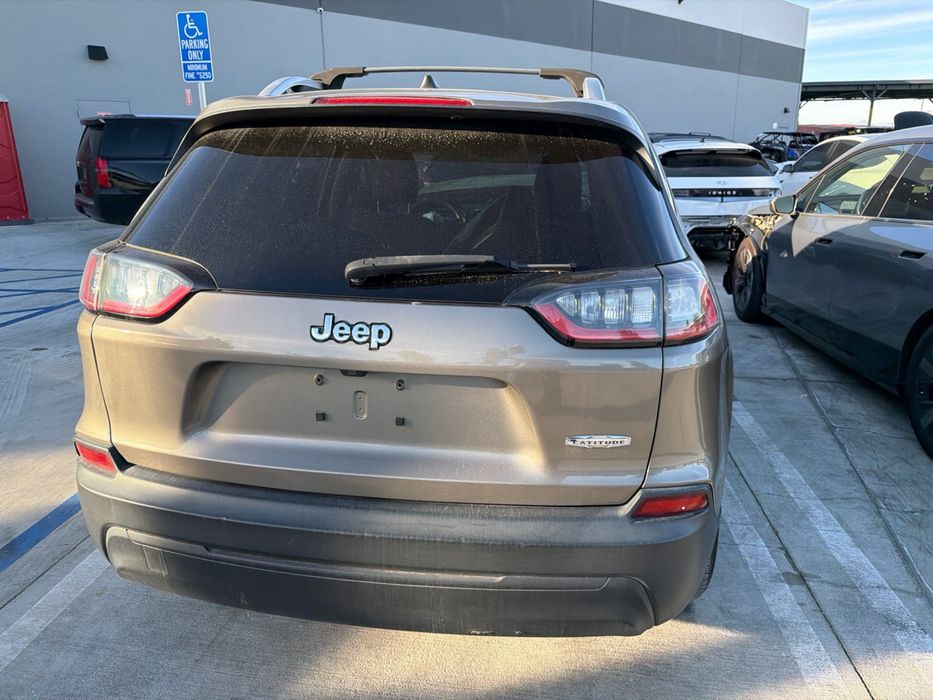Запчастини Cherokke Задній бампер і комплектуючі до Jeep Cherokee KL 2019