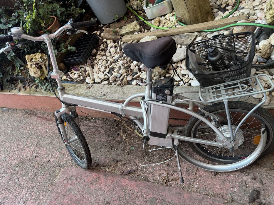 Bicicleta cinzenta electrica dobrável
