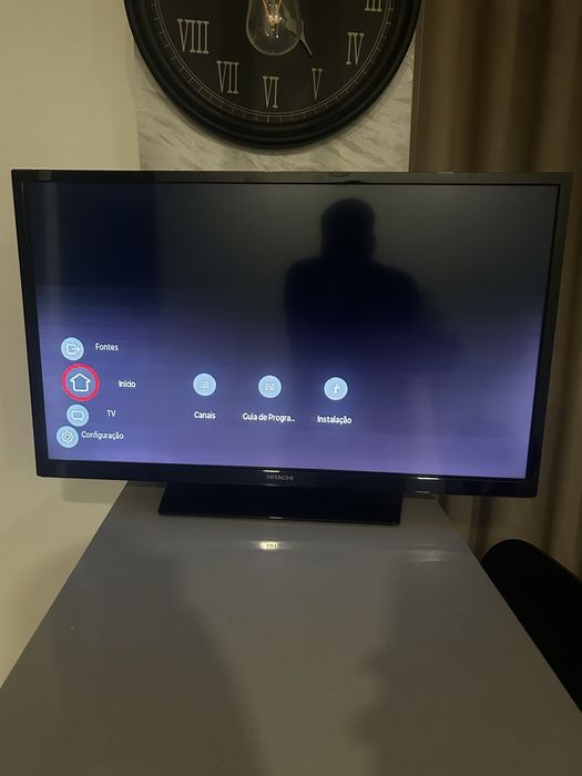 TV Hitachi 32’ + Suporte de parede