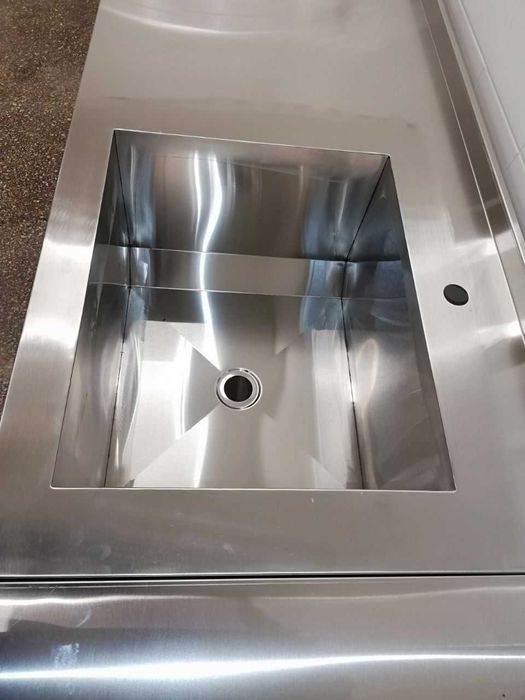 Обладнання з нержавійки для професійної кухні (мийки, столи, сушки)