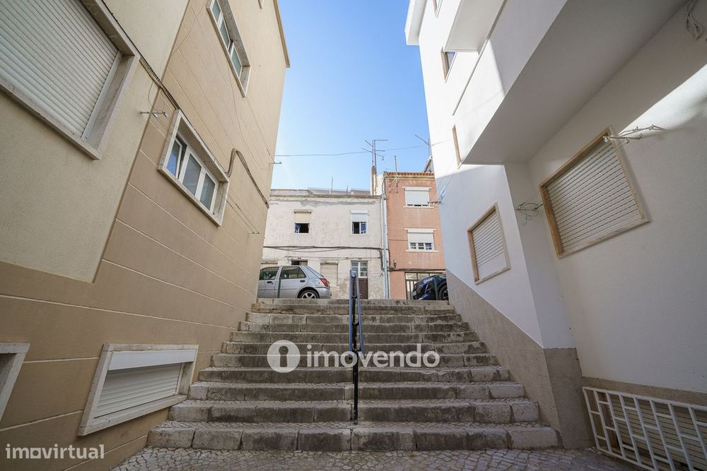 Apartamento T1 com varanda e a 200m da praia, no coração de Sesimbra