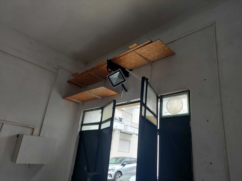 Armazém/garagem de rua com casa de banho e mezanino - Forte da Casa.