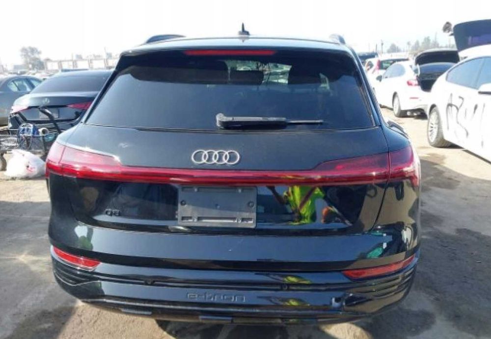 Бампер Audi Q8 E-TRON деталь запчастини ауді ку8 е трон запчасти