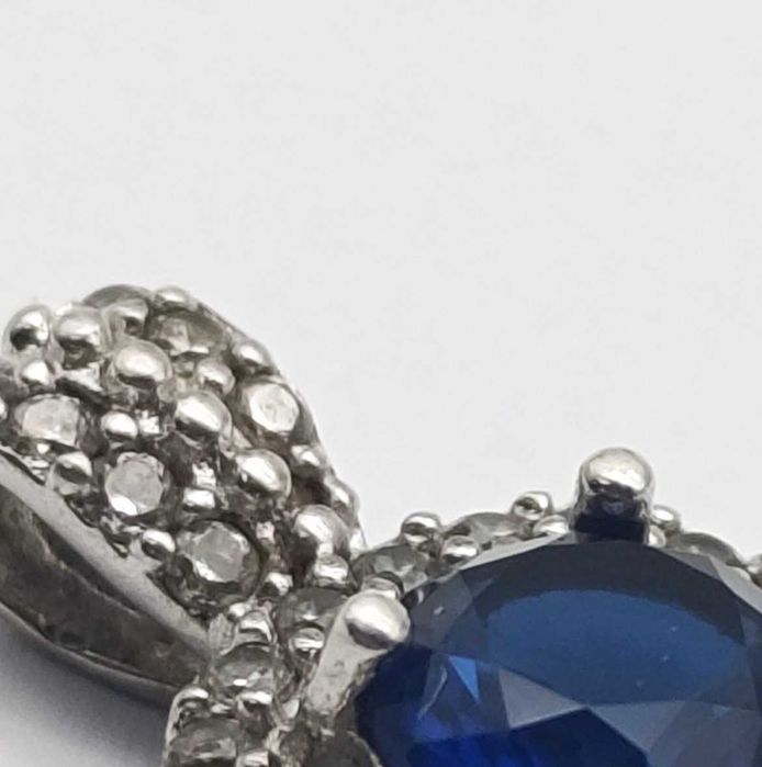Pendente em prata de lei com pedras transparentes e pedra central azul - peso 1,2g