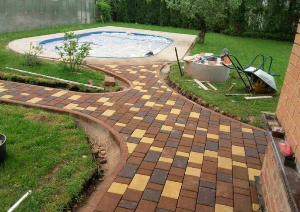 Тротуарна плитка від виробника, різнокольорова, товщиною 30-80 мм.