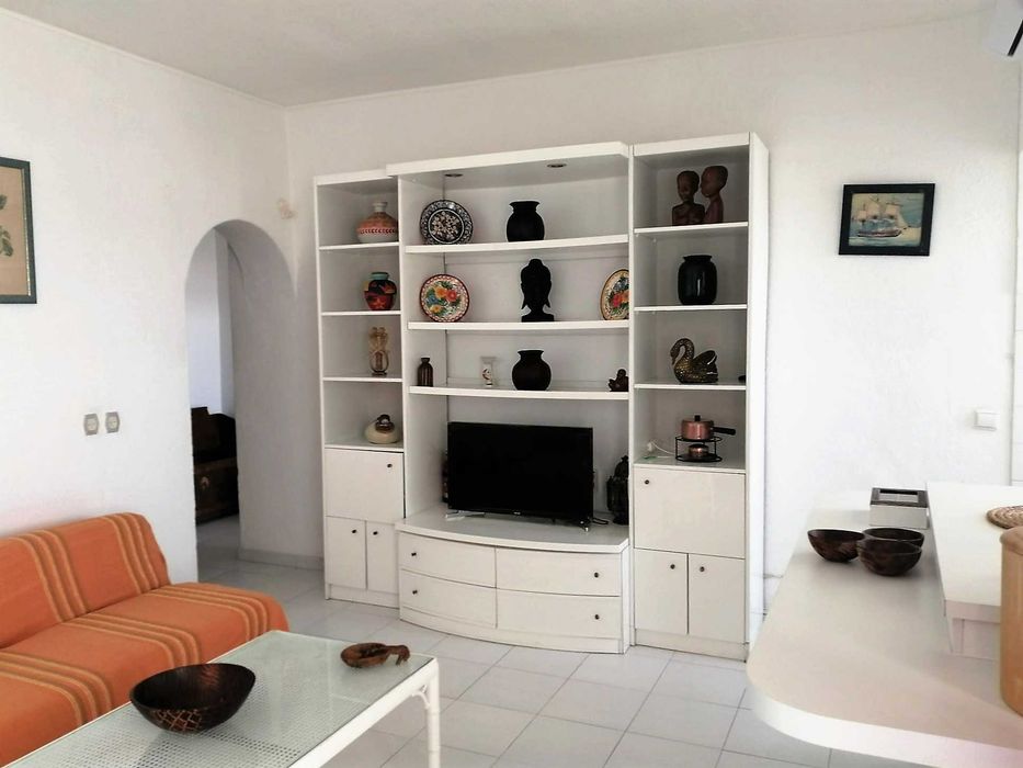 Apartamento T1, longa duração, completamente mobilado e equipado, vista oceano, a 3 min. da praia, em Vale Centianes, Carvoeiro.