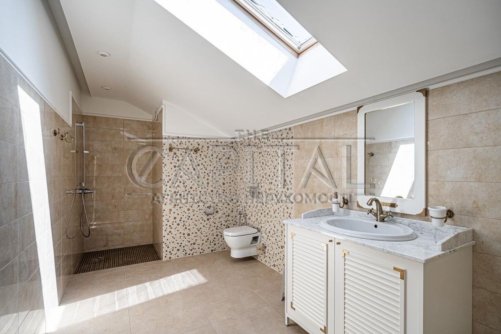 Оренда простoрого та елегантного будинку площею 753 кв м у Крюківщині