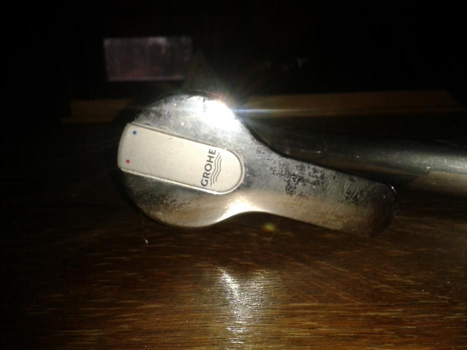 Bateria umywalkowa firmy Groche z wężykami