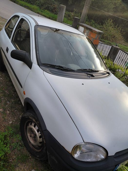 Opel Corsa avariado