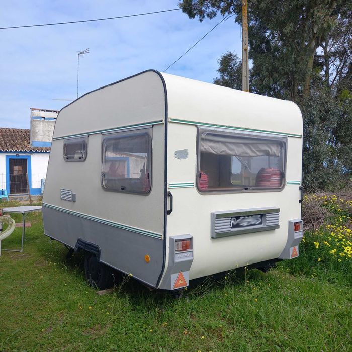 Caravana Vintage Restaurada – Pluma (1991) – 490kg – Pronta a Viajar