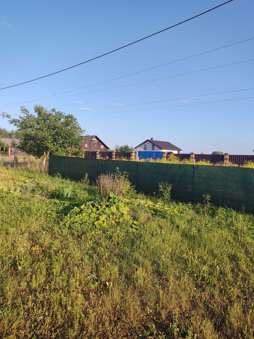 Продам ділянку в Рожнах с будівлями та комунікаціями.