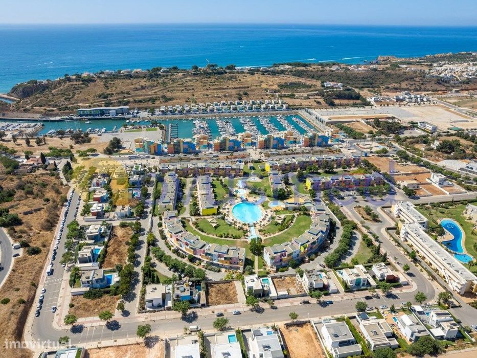 Apartamento tipo T1, com piscina e parqueamento, zona Marina de Alb...