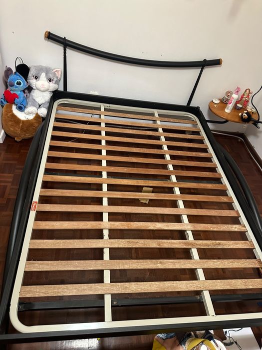 Vendo Cama e colchões