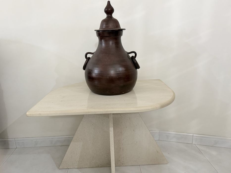 Conj. Sala: sofás pele, mesa jantar vidro com 6 cadeiras, mesas centro