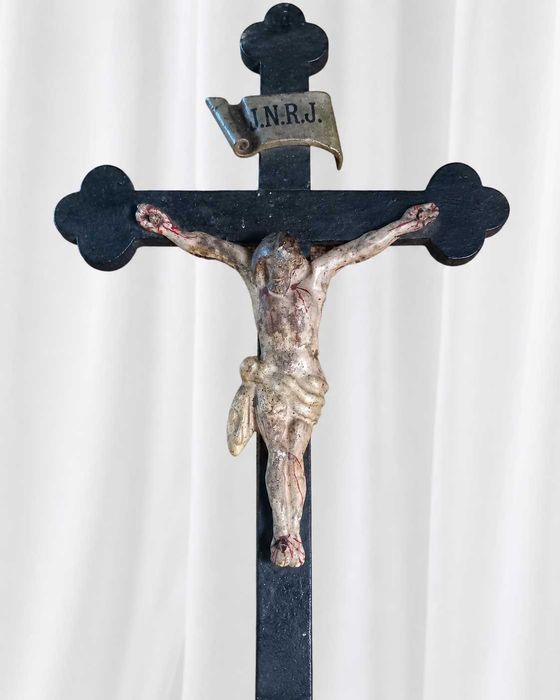 Cruz Antiga de Altar em Madeira com Cristo em Ferro Fundido Policromado – c. 1890–1910