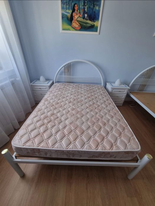 Conjunto de cama em metal com tabua colchao e mesinhas