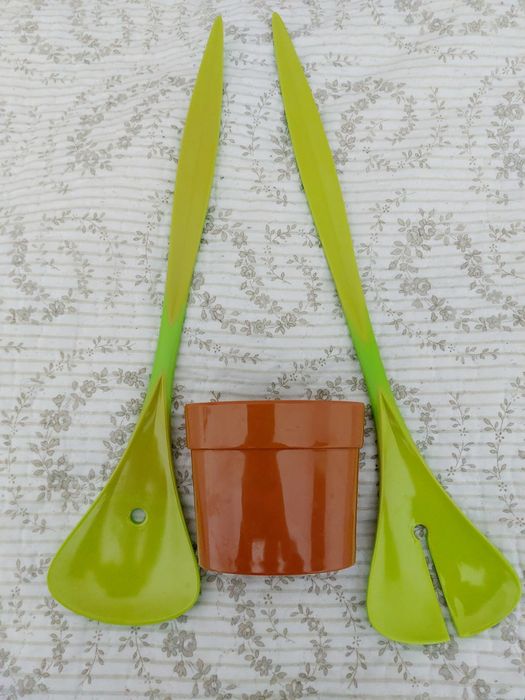 Colheres de salada com  suporte / molheira " Black + Blum " novo