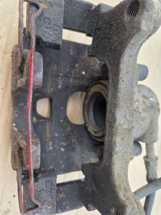 Zacisk jarzmo przod audi a4 b8